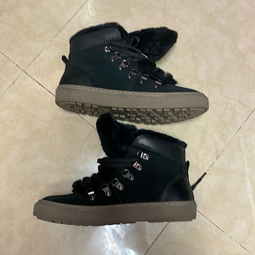 Cougar sued fur boots